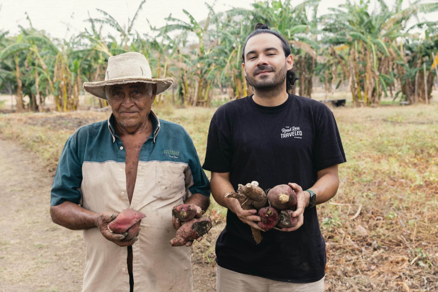 Chef de rlt cuisine con agricultores locales, conexión farm to table en playa potrero, guanacaste, costa rica